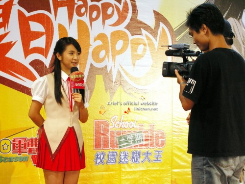 像模範生在拍校園宣傳帶(阿九)